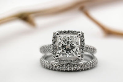 What is the Average Carat Size of Engagement Rings?