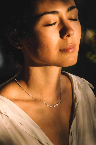 What is Dainty Jewelry? Best Guide to Style It 2025